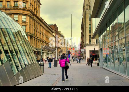 Glasgow, Schottland, Vereinigtes Königreich, 19. März 2023. UK Weather: Sonnig im Stadtzentrum am Nachmittag gingen die Einheimischen auf die Straßen. Elegante Meile der buchanan Street, der Einkaufshauptstadt schottlands, mit Blick vom St. enoch Square mit U-Bahn-Eingang. . Credit Gerard Ferry/Alamy Live News Stockfoto