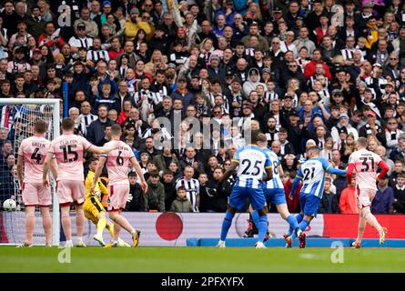 Brighton und Hove Albion's Deniz Unsti (zweite Rechte) erzielt das erste Tor ihrer Seite im Spiel während des Viertelfinalspiels des Emirates FA Cup bei der AMEX, Brighton. Foto: Sonntag, 19. März 2023. Stockfoto