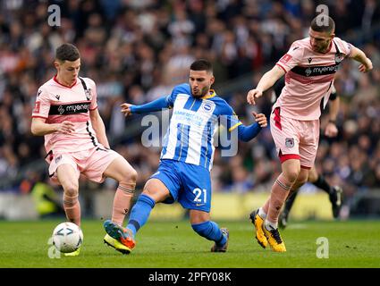 Alex Hunt (links) in Grimsby Town und Deniz Unwed von Brighton und Hove Albion kämpfen während des Viertelfinalspiels des Emirates FA Cup bei der AMEX, Brighton, um den Ball. Foto: Sonntag, 19. März 2023. Stockfoto