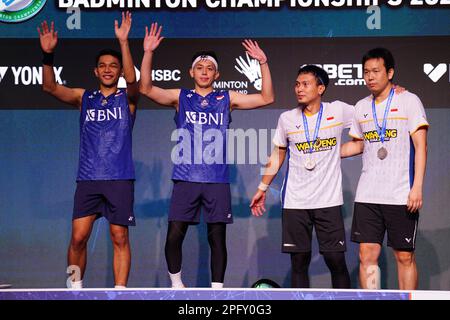 Indonesiens Fajar Alfian (ganz links) und Muhammad Rian Ardianto (links) feiern den Sieg über Indonesiens Mohammad Ahsan und Hendra Setiawan (ganz rechts) während des Men's Doubles Finales am sechsten Tag der YONEX All England Badminton Championships in der Utilita Arena Birmingham. Foto: Sonntag, 19. März 2023. Stockfoto