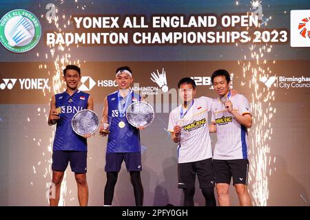 Indonesiens Fajar Alfian (ganz links) und Muhammad Rian Ardianto (links) feiern den Sieg über Indonesiens Mohammad Ahsan und Hendra Setiawan (ganz rechts) während des Men's Doubles Finales am sechsten Tag der YONEX All England Badminton Championships in der Utilita Arena Birmingham. Foto: Sonntag, 19. März 2023. Stockfoto