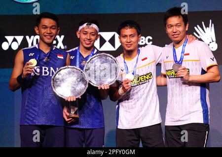 Indonesiens Fajar Alfian (ganz links) und Muhammad Rian Ardianto (links) feiern den Sieg über Indonesiens Mohammad Ahsan und Hendra Setiawan (ganz rechts) während des Men's Doubles Finales am sechsten Tag der YONEX All England Badminton Championships in der Utilita Arena Birmingham. Foto: Sonntag, 19. März 2023. Stockfoto