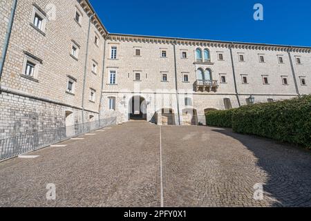 Eintritt zur wunderschönen Abtei Montecassino, Lazio, Italien. Stockfoto