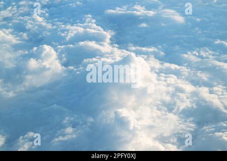 Fantastischer Blick auf das Wolkenmeer vom Flugzeugfenster während des Fluges Stockfoto