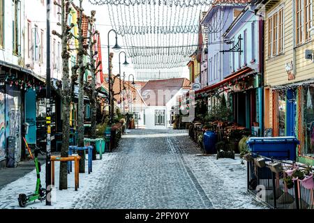 Stavanger, Norwegen, 10 2023. März, Typische Stadtstraße In Der Innenstadt Mit Traditionellen Geschäften Und Geschäften Am Kalten, Eisigen Wintermorgen Ohne Menschen Stockfoto