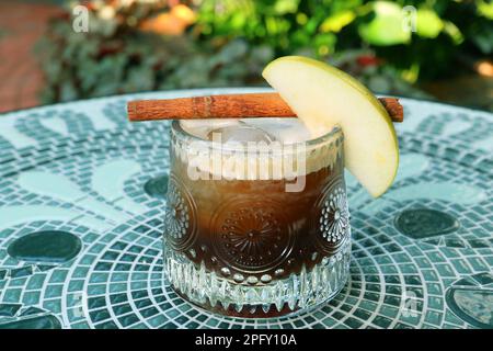 Ein Glas Apfelzimttee auf dem Tisch Stockfoto
