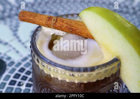 Ein Glas Iced Apple Cinnamon Tea mit Selective Focus Stockfoto