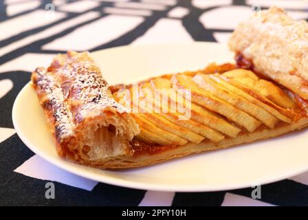 Ein Stück leckere Apfeltorte auf weißem Teller Stockfoto