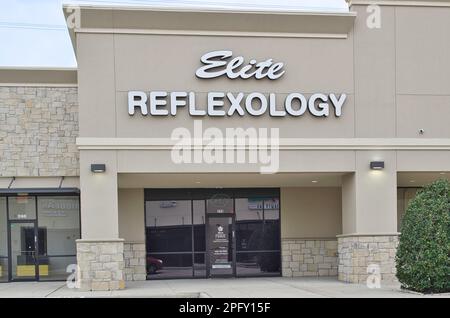 Humble, Texas, USA 02-26-2023: Exterieur der Elite-Reflexions- und Massageklinik in Humble, TX. Chinesische Heilmassage und Wellness-Geschäft. Stockfoto