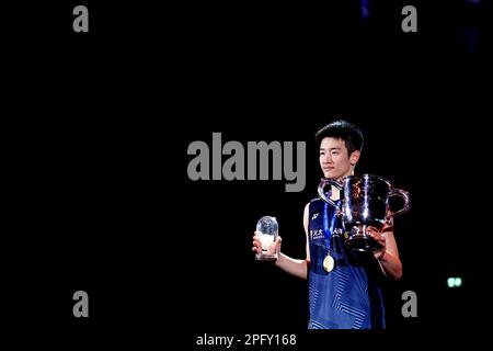 Chinas Li Shi Feng feiert den Sieg über Shi Yu Qi (nicht abgebildet) im Finale der Singles für Männer am sechsten Tag der YONEX All England Open Badminton Championships in der Utilita Arena Birmingham. Foto: Sonntag, 19. März 2023. Stockfoto