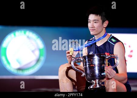 Chinas Li Shi Feng feiert den Sieg über Shi Yu Qi (nicht abgebildet) im Finale der Singles für Männer am sechsten Tag der YONEX All England Open Badminton Championships in der Utilita Arena Birmingham. Foto: Sonntag, 19. März 2023. Stockfoto