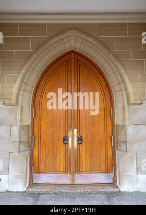 Wunderschöne Holztür, wie in einem Schloss, überlagert mit Marmorblöcken Stockfoto