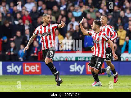 Bramall Lane, Sheffield, Großbritannien. 19. März 2023. FA Cup Fußball, Viertelfinale, Sheffield United gegen Blackburn Rover; Die max Lowe von Sheffield United feiert mit einem High Five von George Baldock und Iliman Ndiaye, die sich ihnen anschließen, nachdem sein Schuss von Sam Gallagher von Blackburn Rovers um ein eigenes Tor abgewiesen wurde, um in der 28.-minütigen Ausgabe 1-1 Punkte zu erzielen. Credit: Action Plus Sports/Alamy Live News Stockfoto