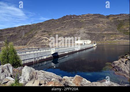 Clyde Dam am am Clutha River, in Central Otago, South Island, Neuseeland. Es ist der größte Betonschwerkraftdamm in Neuseeland. Stockfoto