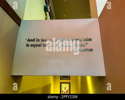 Las Vegas, Nevada - 13. März 2023 - The Beatles Zitat 'und am Ende ist die Liebe, die du nimmst, gleich der Liebe, die du machst.' Im Hard Rock Café Stockfoto