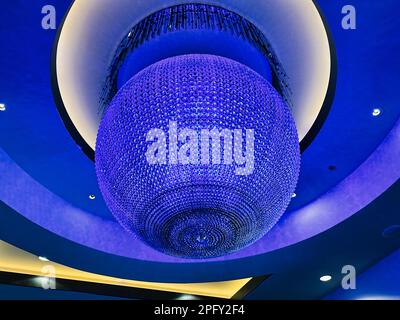 Las Vegas, Nevada - 13. März 2023 - LED-Lampe mit Farbwechsel im Planet Hollywood auf dem Las Vegas Strip Stockfoto