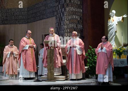 Rom, Rom. 19. März 2023. Italien, Rom, 2023/3/19 . Monsignore Georg Gänswein leitet die heilige Messe in der Gemeinde Santa Maria Consolatrice in Rom. Foto von Alessia Giuliani/Catholic Press Photo . BESCHRÄNKT AUF REDAKTIONELLE VERWENDUNG - KEIN MARKETING - KEINE WERBEKAMPAGNEN. Kredit: Unabhängige Fotoagentur/Alamy Live News Stockfoto