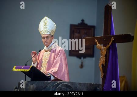 Rom, Rom. 19. März 2023. Italien, Rom, 2023/3/19 . Monsignore Georg Gänswein leitet die heilige Messe in der Gemeinde Santa Maria Consolatrice in Rom. Foto von Alessia Giuliani/Catholic Press Photo . BESCHRÄNKT AUF REDAKTIONELLE VERWENDUNG - KEIN MARKETING - KEINE WERBEKAMPAGNEN. Kredit: Unabhängige Fotoagentur/Alamy Live News Stockfoto