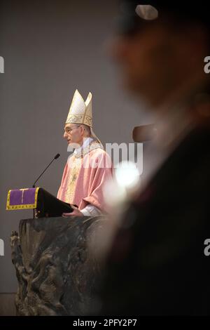 Rom, Rom. 19. März 2023. Italien, Rom, 2023/3/19 . Monsignore Georg Gänswein leitet die heilige Messe in der Gemeinde Santa Maria Consolatrice in Rom. Foto von Alessia Giuliani/Catholic Press Photo . BESCHRÄNKT AUF REDAKTIONELLE VERWENDUNG - KEIN MARKETING - KEINE WERBEKAMPAGNEN. Kredit: Unabhängige Fotoagentur/Alamy Live News Stockfoto