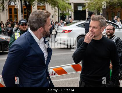 AUSTIN, TEXAS - MÄRZ 18: Ben Affleck (L) und Matt Damon besuchen die Weltpremiere von „Air“ im Paramount Theatre während der SXSW-Konferenz und des 2023. Festivals am 18. März 2023 in Austin, Texas (Foto von Maggie Boyd/SipaUSA). Guthaben: SIPA USA/Alamy Live News Stockfoto