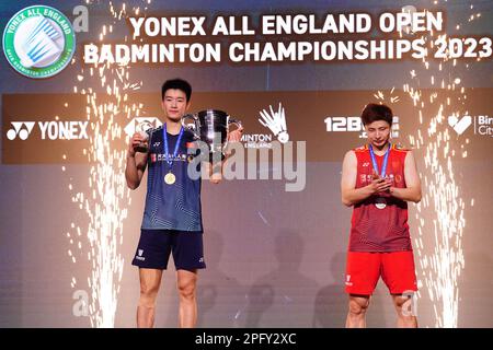 Chinas Li Shi Feng feiert den Sieg über Shi Yu Qi (rechts) im Singles-Finale der Herren am 6. Tag der YONEX All England Open Badminton Championships in der utilita Arena Birmingham. Foto: Sonntag, 19. März 2023. Stockfoto