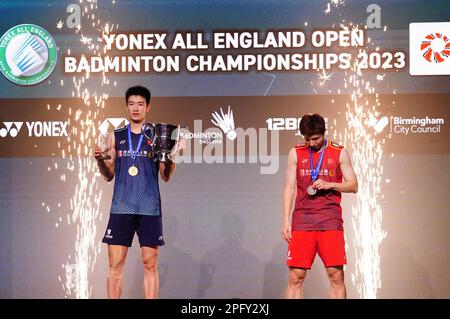 Chinas Li Shi Feng feiert den Sieg über Shi Yu Qi (rechts) im Singles-Finale der Herren am 6. Tag der YONEX All England Open Badminton Championships in der utilita Arena Birmingham. Foto: Sonntag, 19. März 2023. Stockfoto