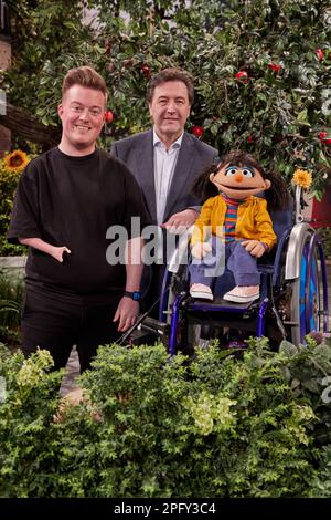 Hamburg, Deutschland. 19. März 2023. René Schaar (l), Gleichstellungsbeauftragter der NDR, und Frank Beckmann, Programmdirektor der NDR, mit der Marionette Elin im Hamburger Studio bei einer Presse- und Fotosession über einen neuen Bewohner der Sesamstraße. Die beliebte Kinderkultshow „Sesamstraße“ bekommt einen neuen Hausgast namens Elin. Kredit: Georg Wendt/dpa/Alamy Live News Stockfoto