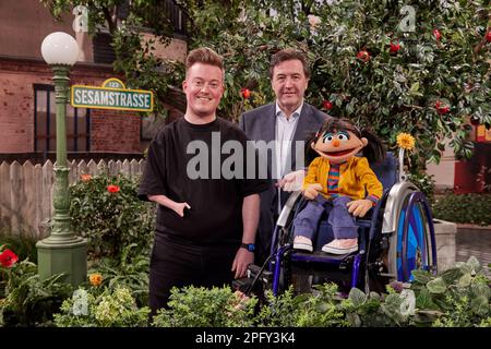 Hamburg, Deutschland. 19. März 2023. René Schaar (l), Gleichstellungsbeauftragter der NDR, und Frank Beckmann, Programmdirektor der NDR, mit der Marionette Elin im Hamburger Studio bei einer Presse- und Fotosession über einen neuen Bewohner der Sesamstraße. Die beliebte Kinderkultshow „Sesamstraße“ bekommt einen neuen Hausgast namens Elin. Kredit: Georg Wendt/dpa/Alamy Live News Stockfoto