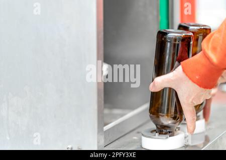 Maschine zum automatischen Befüllen von Bierflaschen in einer Brauerei Stockfoto