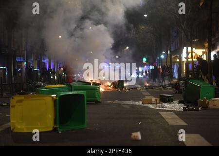 Paris, Frankreich. 18. März 2023. Demonstration gegen die Rentenreform im 13. Arrondissement Paris, Frankreich, am 18. März 2023. Präsident Macrons Einführung von Artikel 49,3, der das Rentenalter von zwei auf 64 Jahre erhöht, hat landesweit zu Protesten geführt. (Foto: Lionel Urman/Sipa USA) Guthaben: SIPA USA/Alamy Live News Stockfoto