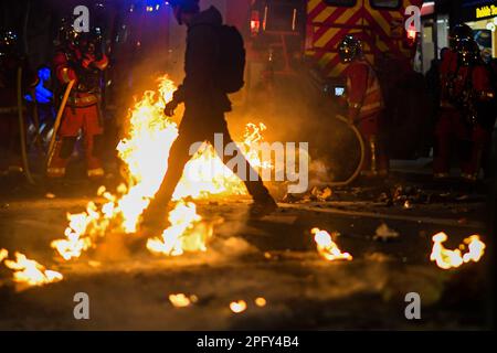 Paris, Frankreich. 18. März 2023. Demonstration gegen die Rentenreform im 13. Arrondissement Paris, Frankreich, am 18. März 2023. Präsident Macrons Einführung von Artikel 49,3, der das Rentenalter von zwei auf 64 Jahre erhöht, hat landesweit zu Protesten geführt. (Foto: Lionel Urman/Sipa USA) Guthaben: SIPA USA/Alamy Live News Stockfoto