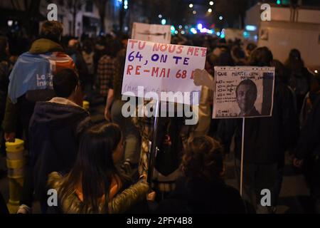 Paris, Frankreich. 18. März 2023. Demonstration gegen die Rentenreform im 13. Arrondissement Paris, Frankreich, am 18. März 2023. Präsident Macrons Einführung von Artikel 49,3, der das Rentenalter von zwei auf 64 Jahre erhöht, hat landesweit zu Protesten geführt. (Foto: Lionel Urman/Sipa USA) Guthaben: SIPA USA/Alamy Live News Stockfoto