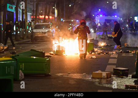 Paris, Frankreich. 18. März 2023. Demonstration gegen die Rentenreform im 13. Arrondissement Paris, Frankreich, am 18. März 2023. Präsident Macrons Einführung von Artikel 49,3, der das Rentenalter von zwei auf 64 Jahre erhöht, hat landesweit zu Protesten geführt. (Foto: Lionel Urman/Sipa USA) Guthaben: SIPA USA/Alamy Live News Stockfoto