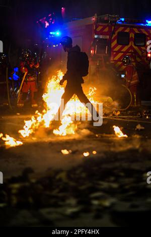 Paris, Frankreich. 18. März 2023. Demonstration gegen die Rentenreform im 13. Arrondissement Paris, Frankreich, am 18. März 2023. Präsident Macrons Einführung von Artikel 49,3, der das Rentenalter von zwei auf 64 Jahre erhöht, hat landesweit zu Protesten geführt. (Foto: Lionel Urman/Sipa USA) Guthaben: SIPA USA/Alamy Live News Stockfoto