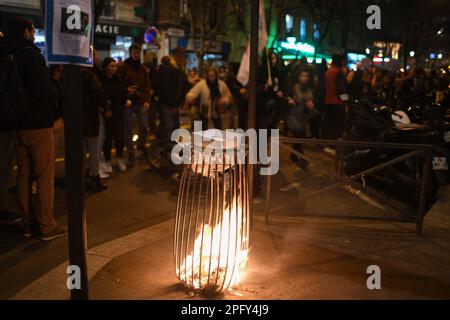 Paris, Frankreich. 18. März 2023. Demonstration gegen die Rentenreform im 13. Arrondissement Paris, Frankreich, am 18. März 2023. Präsident Macrons Einführung von Artikel 49,3, der das Rentenalter von zwei auf 64 Jahre erhöht, hat landesweit zu Protesten geführt. (Foto: Lionel Urman/Sipa USA) Guthaben: SIPA USA/Alamy Live News Stockfoto