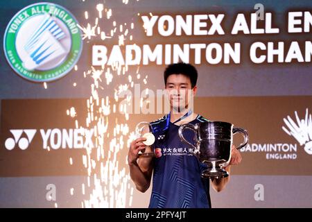 Chinas Li Shi Feng feiert den Sieg über Shi Yu Qi (nicht abgebildet) im Finale der Singles für Männer am sechsten Tag der YONEX All England Open Badminton Championships in der Utilita Arena Birmingham. Foto: Sonntag, 19. März 2023. Stockfoto