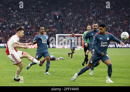 AMSTERDAM - (lr) Francisco Conceicao von Ajax, Igor Paixao von Feyenoord, Orkun Kokcu von Feyenoord, Marcos Lopez von Feyenoord während des niederländischen Premier-League-Spiels zwischen Ajax Amsterdam und Feyenoord in der Johan Cruijff Arena am 19. März 2023 in Amsterdam, Niederlande. ANP MAURICE VAN STONE Stockfoto