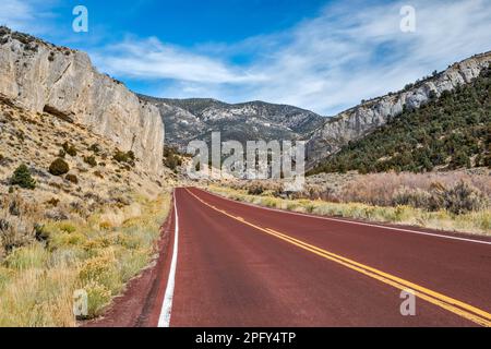 Kalksteinklippen an der Narrows Passage, Steptoe Creek Road (State Highway 486), Cave Lake State Park, Schell Creek Range, in der Nähe von Ely, Great Basin, Nevada Stockfoto