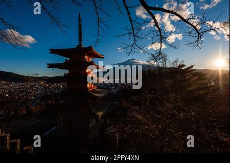 Shimoyoshida, Japan - 27. Dezember 2019. Außenaufnahmen der berühmten Chureito-Pagode und des fuji bei Sonnenuntergang. Stockfoto