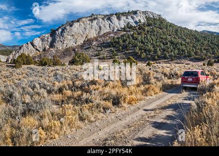 Kalksteinklippen, großer Sagebrush, Geländewagen auf Schotterwegen in der Nähe der Narrows Passage auf der Steptoe Creek Road, Cave Lake State Park, Schell Creek Range, Nevada Stockfoto