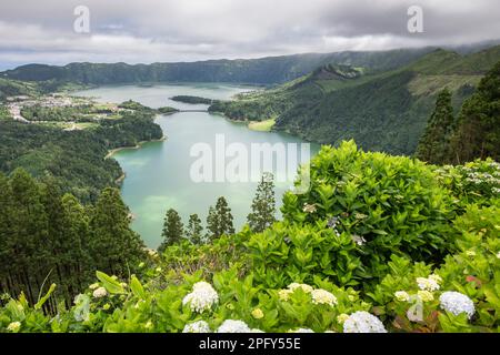 Im Inneren der Insel Sao Miguel liegen die vulkanischen Seen Lagoa Azul, Lagoa Verde und das Dorf Sete Cidades in einem riesigen Caldeira, den Azoren Stockfoto