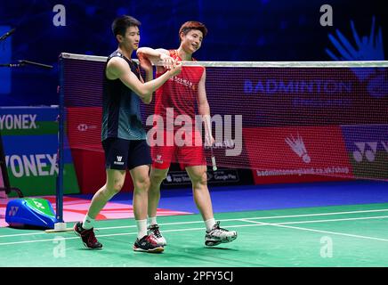 Chinas Li Shi Feng feiert den Sieg über Shi Yu Qi (rechts) im Singles-Finale der Herren am 6. Tag der YONEX All England Open Badminton Championships in der utilita Arena Birmingham. Foto: Sonntag, 19. März 2023. Stockfoto