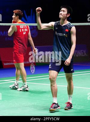 Chinas Li Shi Feng feiert den Sieg über Shi Yu Qi (nicht abgebildet) im Finale der Singles für Männer am sechsten Tag der YONEX All England Open Badminton Championships in der Utilita Arena Birmingham. Foto: Sonntag, 19. März 2023. Stockfoto