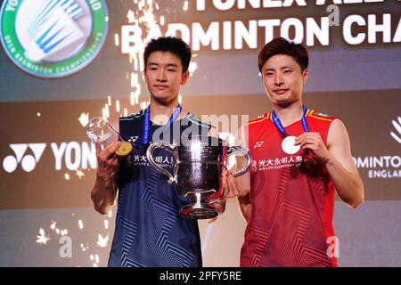 Chinas Li Shi Feng feiert den Sieg über Shi Yu Qi (rechts) im Singles-Finale der Herren am 6. Tag der YONEX All England Open Badminton Championships in der utilita Arena Birmingham. Foto: Sonntag, 19. März 2023. Stockfoto