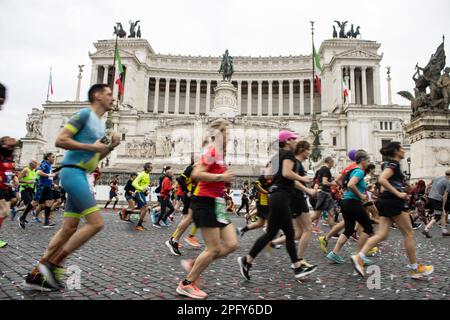 Rom, Italien. 19. März 2023. 110 Länder und 30.000 Athleten für die 28. Ausgabe des Marathons in Rom. Die einzige Rasse zwischen Geschichte, Denkmälern und Religion. Die Athleten überqueren die Piazza Venezia, den Tiber, San Pietro und die Piazza di Spagna. Nach der Ankunft in nur 2 Stunden und sieben Minuten färbten die spektakulären dreifarbigen Pfeile den Himmel Roms. (Kreditbild: © Elisa Bianchini/Pacific Press via ZUMA Press Wire) NUR REDAKTIONELLE VERWENDUNG! Nicht für den kommerziellen GEBRAUCH! Kredit: ZUMA Press, Inc./Alamy Live News Stockfoto