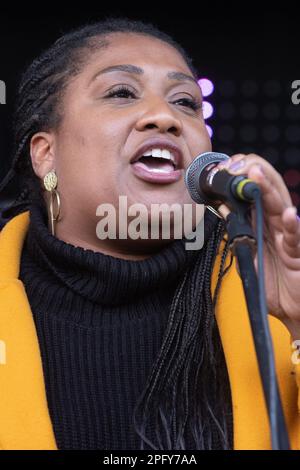 London, Großbritannien. 18. März 2023. Bell Ribeiro-Addy, Abgeordneter der Labour-Partei von Streatham, spricht im Rahmen eines globalen Aktionstages gegen Rassismus vor der Downing Street vor anti-rassistischen Aktivisten auf einer Rassismus-Demonstration, die von „Stand Up to Racism“ und dem „Trades Union Congress“ (TUC) organisiert wird. Die Redner äußerten ihre Wut über das umstrittene Gesetz über illegale Migration der Regierung und äußerten sich dagegen. Kredit: Mark Kerrison/Alamy Live News Stockfoto