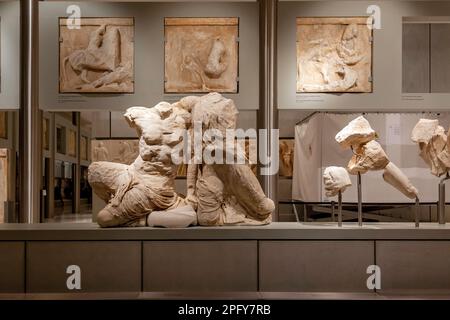 Cecrops und seine Tochter Pandrosos: Skulpturenkomplex aus dem westlichen Pediment des Parthenon, wie im Akropolis-Museum in Athen, Griechenland, zu sehen. Stockfoto