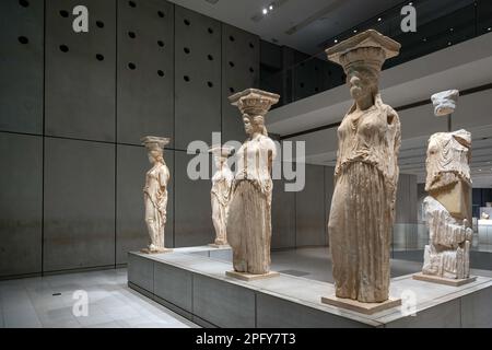 Karyatiden - Karyatides, fünf der ursprünglichen Statuen des Parthenon, jetzt im Akropolis-Museum, in Athen, Griechenland. Stockfoto