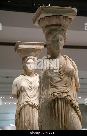Karyatiden - Karyatides, zwei der ursprünglichen Statuen des Parthenon, jetzt im Akropolis-Museum, in Athen, Griechenland. Stockfoto
