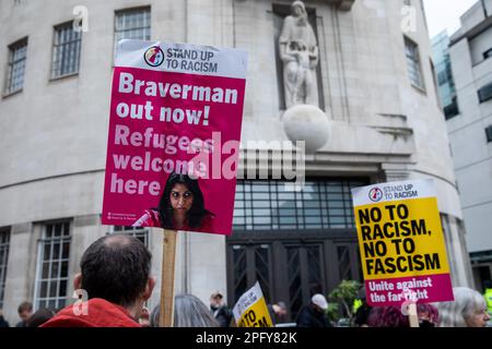 Anti-Rassismus-Aktivisten versammeln sich vor dem Broadcasting House der BBC zu einer vom "Stand Up to Racism" und dem "Trades Union Congress" (TUC) organisierten Demonstration des Rassismus-Widerstands im Rahmen eines globalen Aktionstags gegen Rassismus am 18. März 2023 in London, Vereinigtes Königreich. Die Redner äußerten ihre Wut über das umstrittene Gesetz über illegale Migration der Regierung und äußerten sich dagegen. Kredit: Mark Kerrison/Alamy Live News Stockfoto